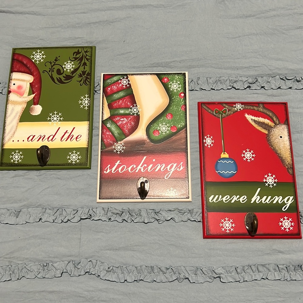 Set of 3 stocking holders for wall